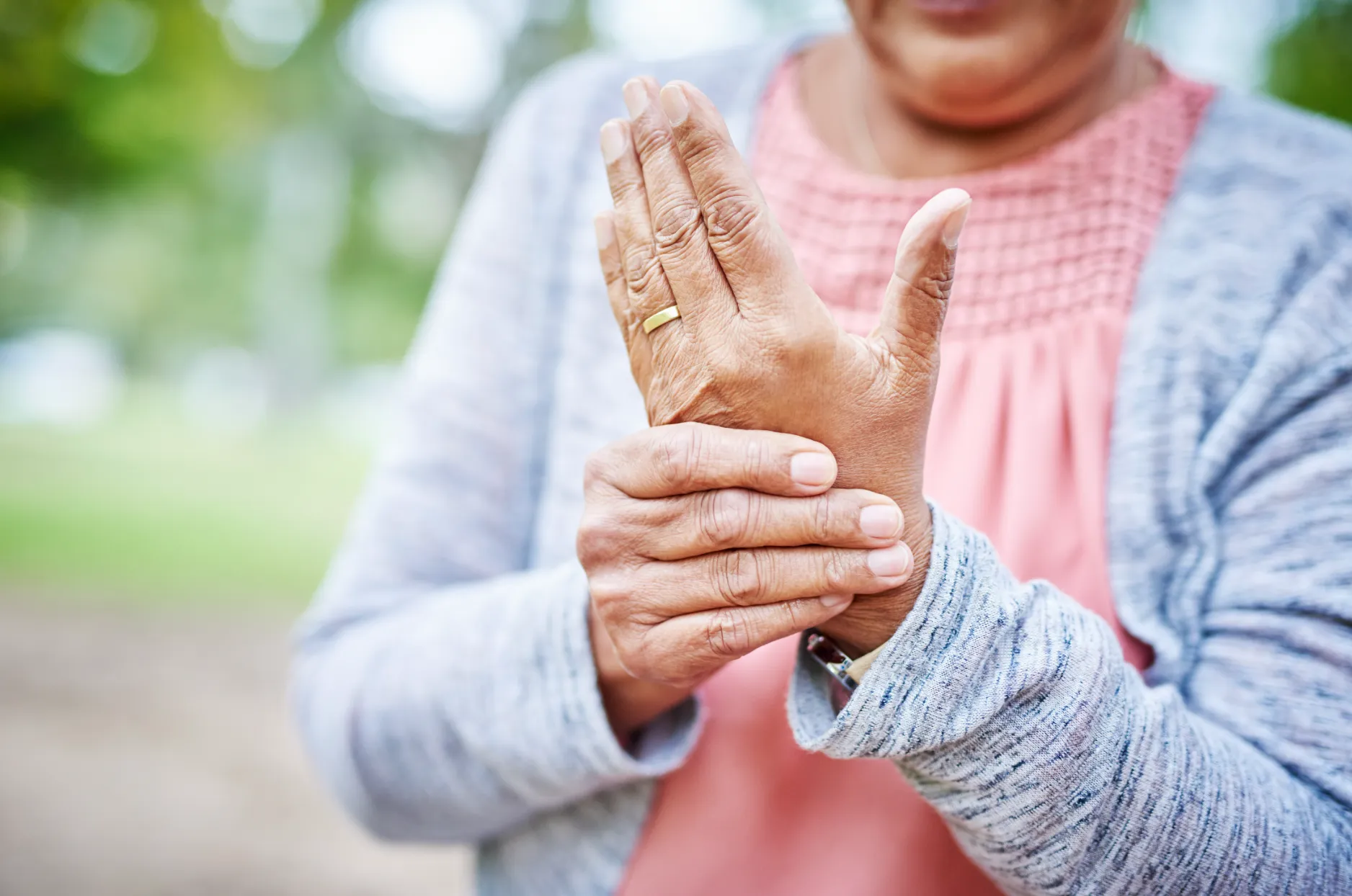Red light therapy reducded joint stiffness and swelling caused by arthritis